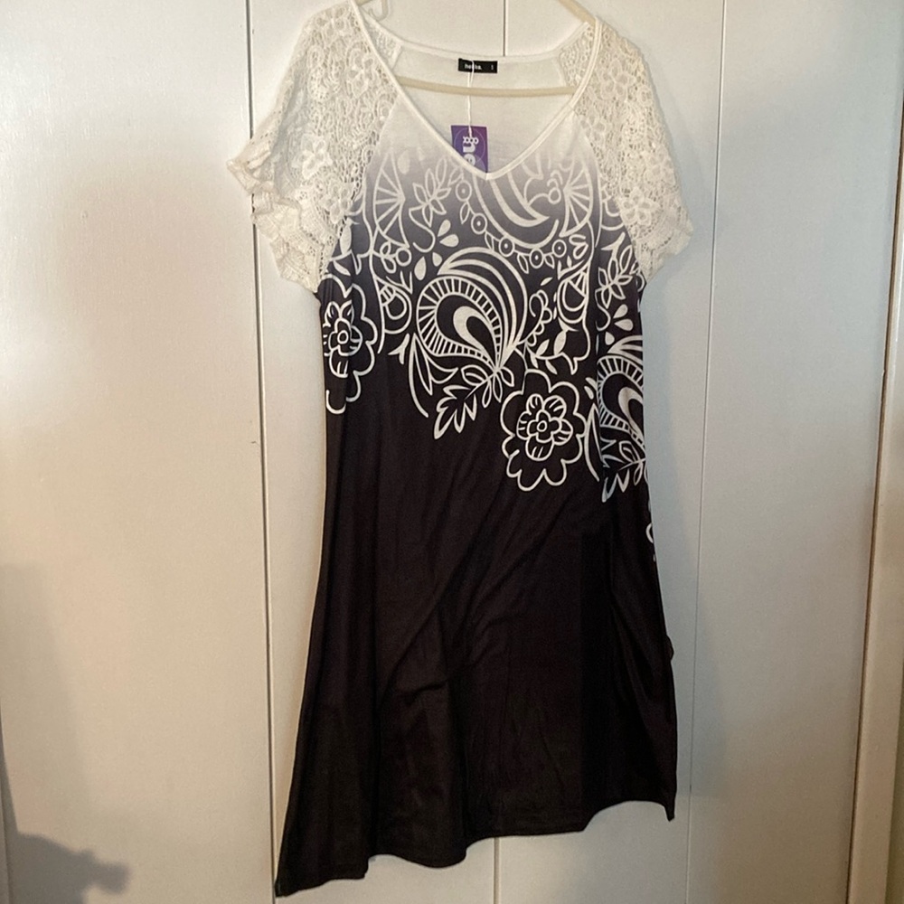 Elegant Black and White Maxi Dress NWT with lace sleeves and floral front.
